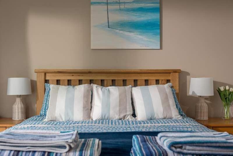 Cosy Beachfront Retreat With Stunning Sea Views & Free Access To A Local Indoor Pool Talland Dış mekan fotoğraf