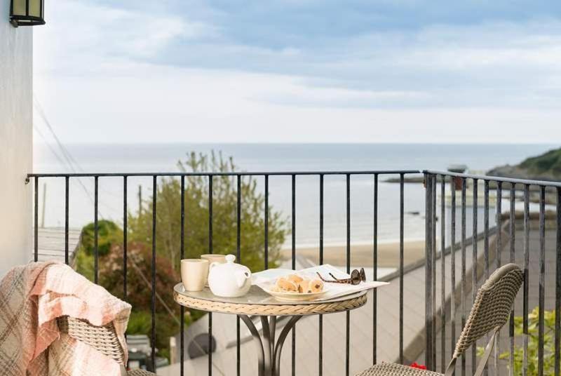 Cosy Beachfront Retreat With Stunning Sea Views & Free Access To A Local Indoor Pool Talland Dış mekan fotoğraf