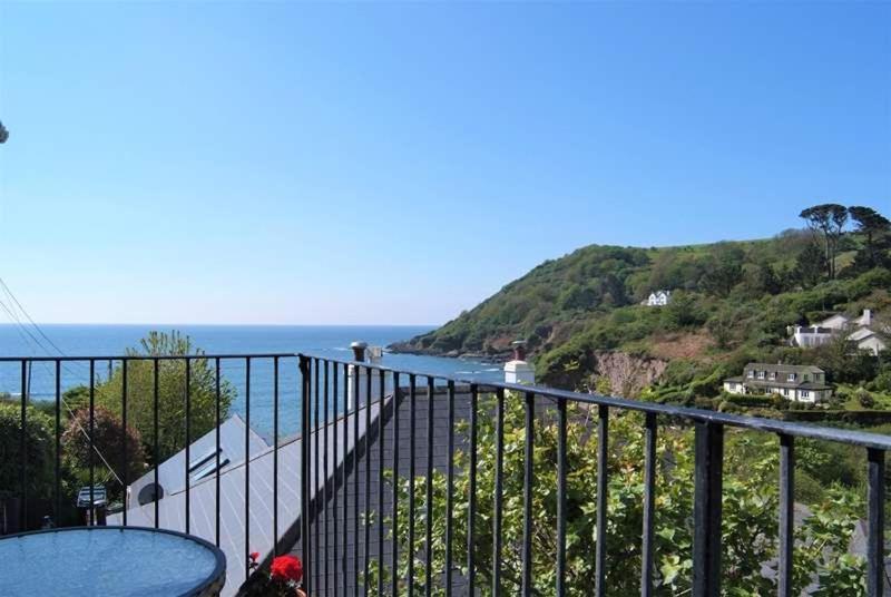Cosy Beachfront Retreat With Stunning Sea Views & Free Access To A Local Indoor Pool Talland Dış mekan fotoğraf
